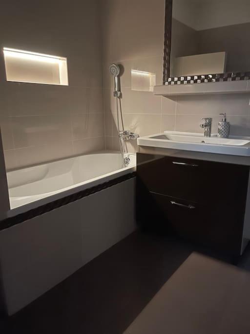 Priestranny 3 Izb. Apartman V Centre S Parkovanim. Banská Bystrica Exterior photo